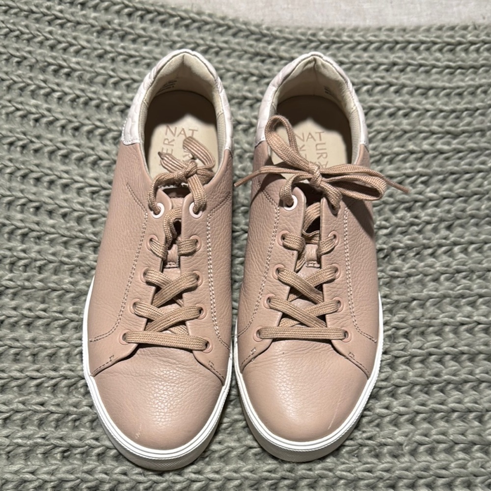 Naturalizer Women's Beige Leather Sneakers with Croc accent. Size 9M